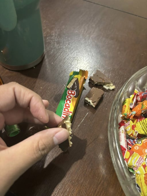 En Nueva Rosita, una madre denunció que su hija encontró una aguja incrustada en un chocolate recibido al pedir dulces durante Halloween, generando