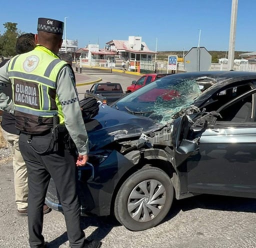 Un conductor resultó con golpes leves tras un accidente entre un automóvil Volkswagen Vento y una pipa de agua sobre la carretera Federal 57, a la altura