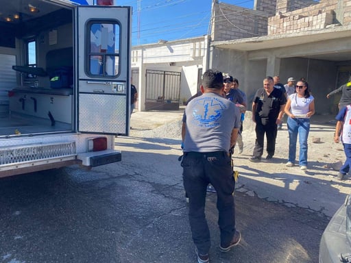 Dos albañiles resultaron lesionados tras sufrir una descarga eléctrica y caer de un segundo piso; médicos que transitaban ofrecieron primeros auxilios