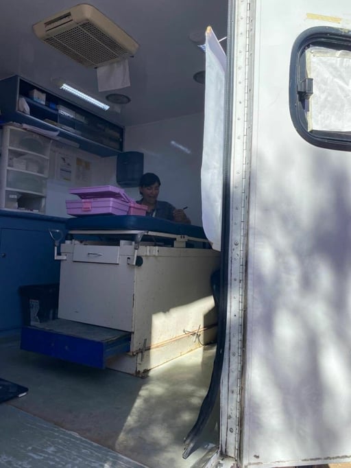 La Unidad Móvil de la Brigada de Salud visitó el Ejido Los Álamos, ofreciendo consultas médicas, atención dental, vacunación y orientación en nutrición.