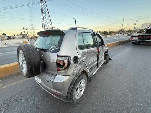 La camioneta Crossfox impactó una Explorer y luego rebotó contra el muro del puente.  La mañana de este lunes, un fuerte choque entre dos camionetas dejó como