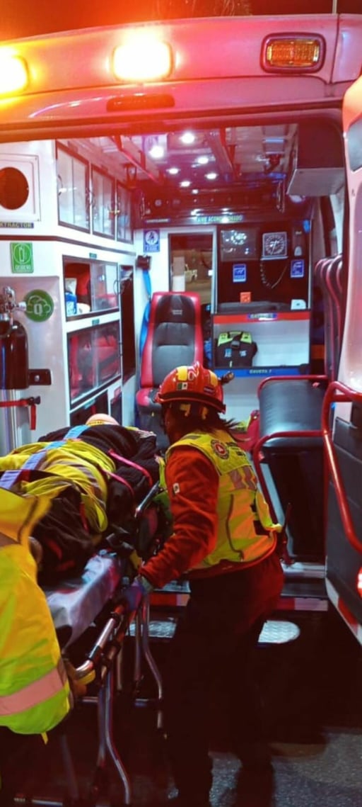 .Intentó cruzar corriendo a unos metros de un puente peatonal.  Una imprudente maniobra casi le cuesta la vida a Marco Antonio Medina, un joven originario