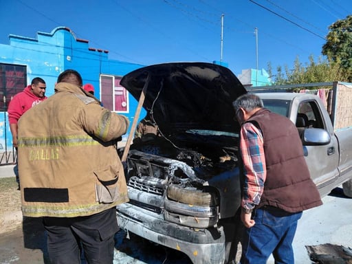Una camioneta Chevrolet Silverado se incendió en la colonia Nueva de Agujita, Sabinas, y fue controlada a tiempo por vecinos y bomberos, sin que se reportaran