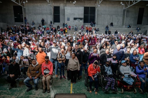 El alcalde  y su esposa entregan 'Apoyos de corazón' para mejorar la calidad de vida de familias saltillenses. El alcalde Javier Díaz González