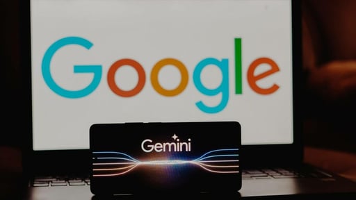 Una demanda judicial acusa a Google de utilizar su IA Gemini para espiar comunicaciones privadas de usuarios sin su consentimiento.  Google enfrenta