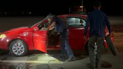 Este miércoles, un accidente automovilístico en Paseo de Los Leones, Sabinas, dejó un sedán rojo en pérdida total y dos conductores con lesiones leves.