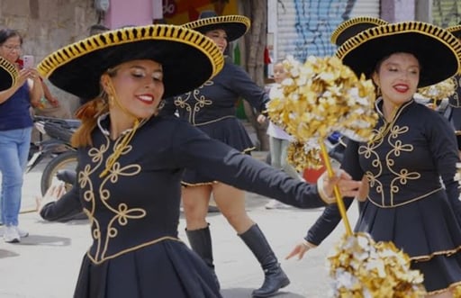 Padres de familia de Nueva Rosita enfrentan gastos elevados para que sus hijos participen como bastoneras en el desfile del 20 de Noviembre.  La madre