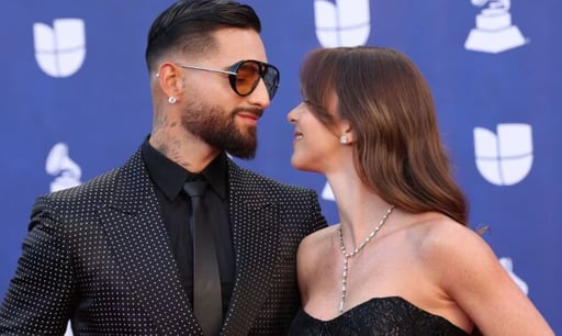 Las principales figuras de la música latina desfilaron con llamativos atuendos en la alfombra roja de los Latin Grammy 2025, marcando el inicio de una noche