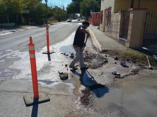 El Departamento de Agua Potable de Villa Unión, Coahuila, realiza trabajos de reparación de fugas en diversos sectores del municipio, derivados de la buena