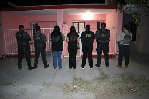 La Fiscalía General y Policía Estatal realizaron un cateo en Sabinas, asegurando drogas, básculas y réplicas de armas, reforzando acciones contra