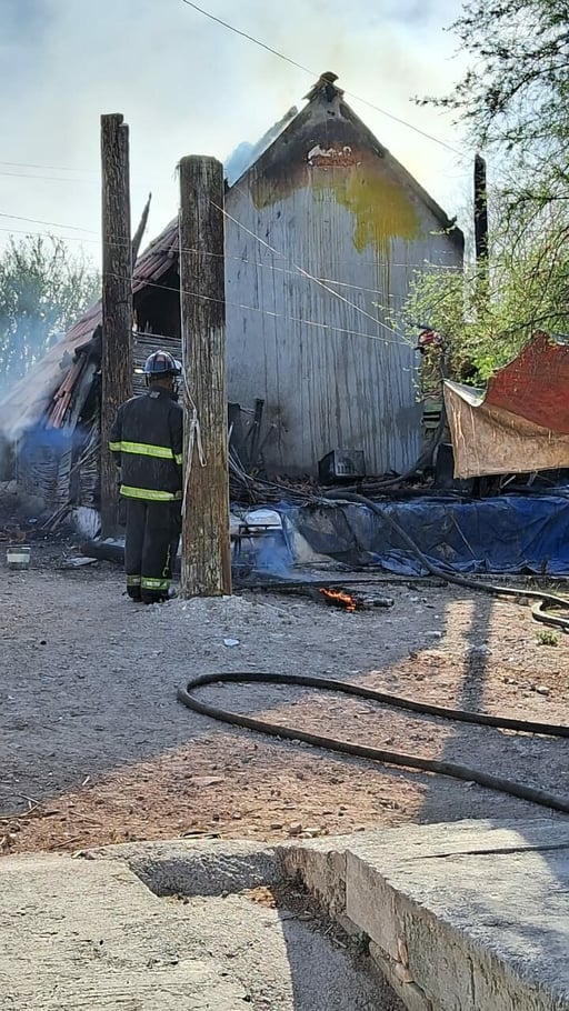 Rápida intervención de bomberos   La tarde de hoy, un jacalito ubicado en el fraccionamiento 288, sobre la calle Francisco Javier, se vio envuelto en llamas