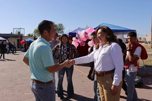 La Mtra. Laura Luz Pérez Castro participó en el Proyecto de Emprendimiento y Liderazgo de la Preparatoria EBURR, destacando habilidades de estudiantes