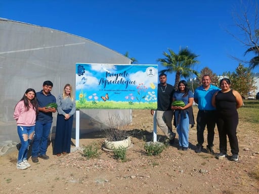 Estudiantes del TECNM Campus Múzquiz participaron en la cosecha de acelga, cilantro y sandía en el área agroecológica, fortaleciendo su aprendizaje práctico