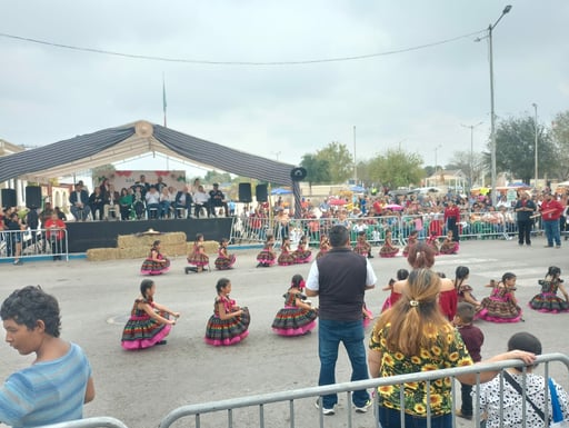 La ciudad de Sabinas celebró con entusiasmo el desfile del 20 de noviembre, reuniendo a estudiantes, instituciones y cuerpos de auxilio en una conmemoración