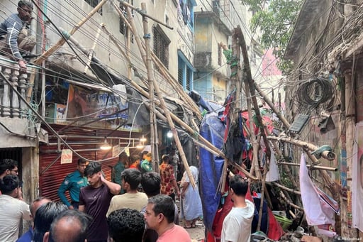 Un terremoto de magnitud 5.5 sacudió Bangladesh este viernes, dejando ocho muertos y más de 100 heridos, con afectaciones en Daca, Narsingdi y regiones