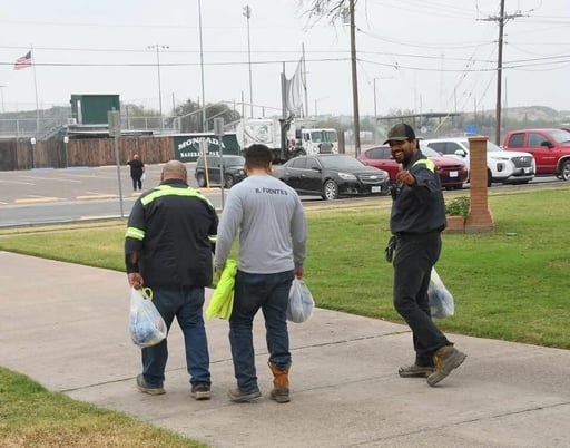 La administración municipal de Eagle Pass realizó la entrega anual de pavos congelados destinada a su plantilla laboral, una acción que busca apoyar