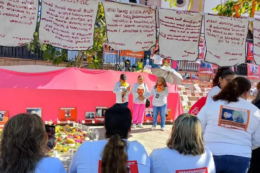 El colectivo de búsqueda 'Sabuesos Guerreras' instaló un memorial fuera de la Catedral de Culiacán con 217 fotografías para visibilizar a las más de 3,500