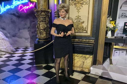 La icónica Princesa Diana ha sido inmortalizada en cera en el Museo Grévin de París, destacando el famoso vestido que usó tras la confesión