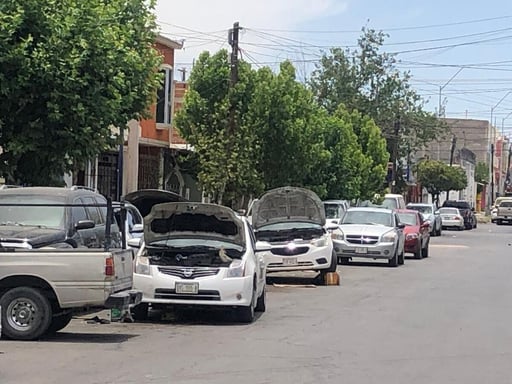 Vecinos reportan calles bloqueadas por autos estacionados de forma irregular; autoridades locales implementan medidas para normalizar la circulación.