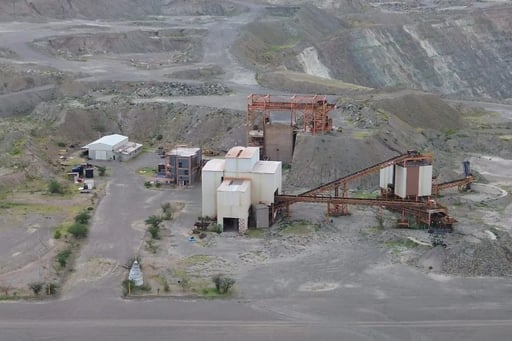 Hércules, antiguo gigante minero en Coahuila, enfrenta el abandono tras la caída de AHMSA mientras cientos de familias intentan mantenerlo con vida.  Hércules,