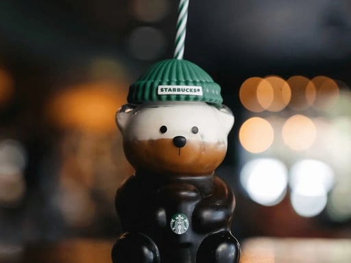 El lanzamiento del vaso Bearista de Starbucks para 2025 genera una fiebre colectiva. Analizamos su escasez, alto precio y la opción económica que triunfa