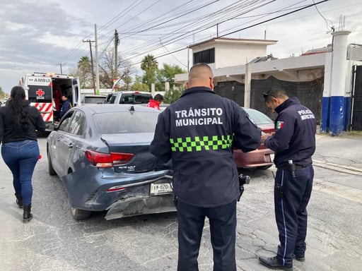 El impacto por alcance deja cuantiosos daños materiales.  La mañana de este jueves, una mujer de la tercera edad protagonizó un fuerte choque por alcance