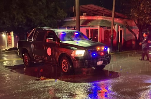 Piedras Negras, Coahuila.— La tarde de este viernes, corporaciones de emergencia se movilizaron hacia una vivienda ubicada en la colonia Acoros II, luego
