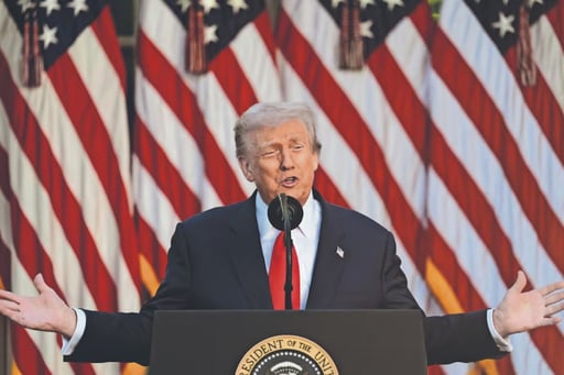 El presidente Donald Trump recibió en la Oficina Oval a los homenajeados del Kennedy Center 2025, entre ellos Sylvester Stallone, Kiss y Gloria Gaynor.