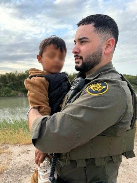 Un niño fue encontrado solo cerca de la orilla de un río y rescatado por un agente de la Patrulla Fronteriza, informaron autoridades del Sector Laredo.