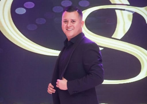 Iván Vite ha convertido casi por casualidad su pasión por conducir en una carrera que lo ha llevado a brillar en certámenes de belleza y eventos sociales.