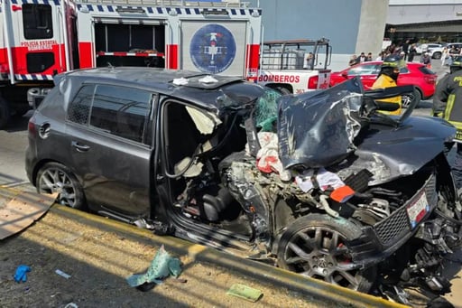 Una mujer murió y al menos siete personas resultaron lesionadas tras un atropello que desencadenó una megacarambola frente a Plaza Vía San Ángel en Puebla.