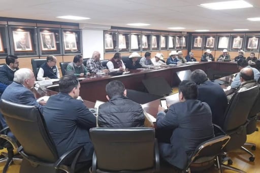 Transportistas y productores anuncian posible cierre de carreteras, casetas y puentes internacionales ante supuesta falta de respuesta del gobierno.