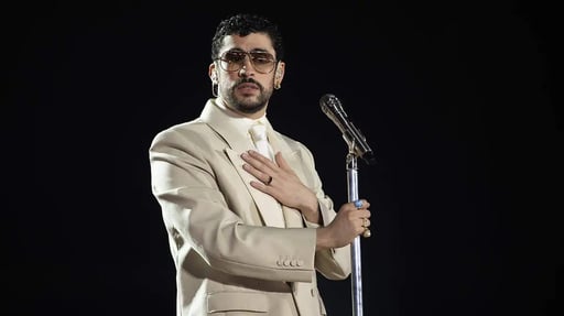 Cientos de fans de distintos estados de México acampan y forman largas filas hoy en CDMX, a pocas horas del primer concierto de Bad Bunny.  El cantante