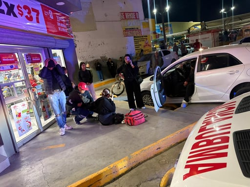 Socorristas del Grupo de Rescate y Urgencias Médicas GRUM acudieron para auxiliar a la conductora.  Una maniobra fallida al intentar estacionarse terminó