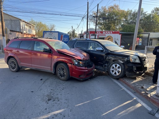    Un aparatoso accidente vehicular se registró este jueves en el cruce de la avenida Progreso y el par vial Román Cepeda, donde una Dodge Journey