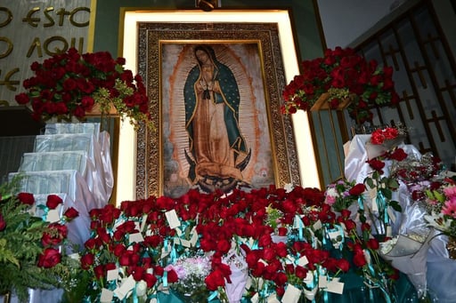 La comunidad de Monclova colmó el Santuario de Guadalupe en una tradicional serenata con mariachi, flores y oración.  Cientos de feligreses se reunieron