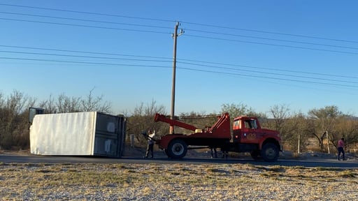 El trabajador explicó que el camión Isuzu que manejaba se desvió cuando uno de sus neumáticos golpeó el camellón central.  La tarde del jueves se registró