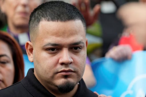 Un juez federal emitió una orden que impide a ICE detener nuevamente a Kilmar Ábrego García tras su liberación.  Un juez federal emitió este viernes