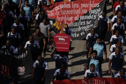 Padres, estudiantes y organizaciones marcharon en Chilpancingo para exigir justicia por asesinatos y desapariciones de normalistas de Ayotzinapa,