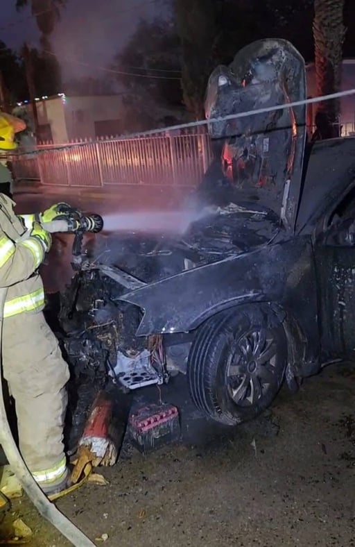 Un aparatoso accidente vehicular derivó en el incendio de un automóvil y provocó la movilización de corporaciones de emergencia en el municipio de Morelos.