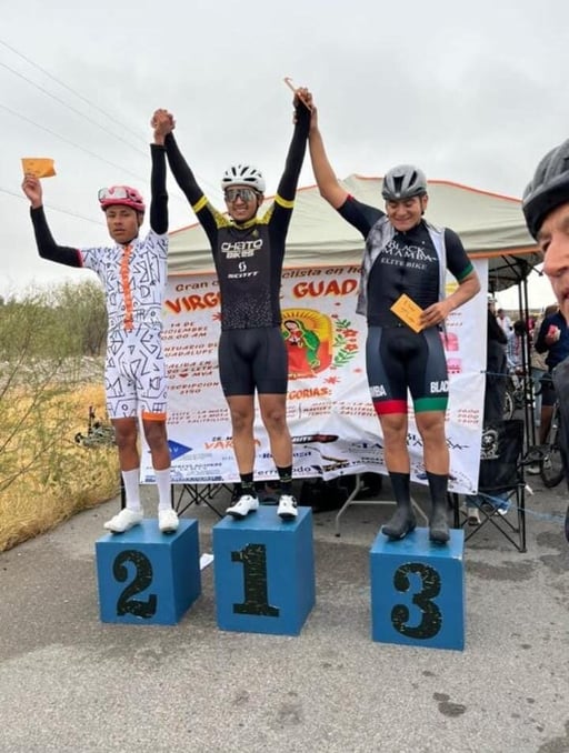     Acuden al Santuario de Guadalupe a la bendición de cascos  Con espíritu deportivo y devoción, ciclistas de Monclova participaron en la tradicional Carrera