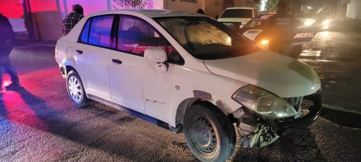 La hija acudió por el hombre a una cantina y este huyó del lugar.  Una noche de excesos y enojo terminó con dos vehículos dañados, una persecución inusual