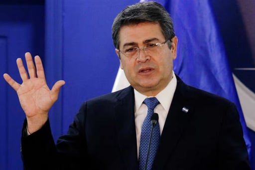 Juan Orlando Hernández rechaza acusación de golpe contra Xiomara Castro, la califica de falsa y afirma que no planea regresar a Honduras tras indulto reciente.