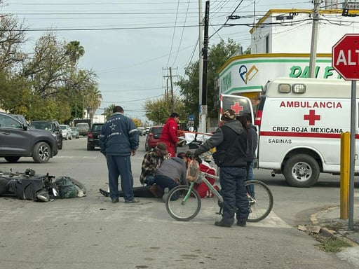 Una mujer motociclista resultó lesionada tras un choque registrado en el cruce de las calles Madero y Aldama, en el centro de Sabinas.  Una mujer motociclista