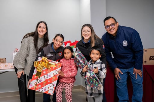 Como parte de las acciones de responsabilidad social durante la temporada decembrina, la Industria Vidriera de Coahuila realizó la donación de 50 regalos