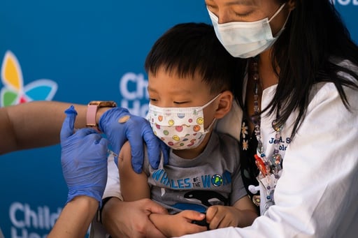Las vacunas contra la COVID-19 aplicadas a niños durante el otoño pasado contribuyeron de manera importante a reducir las visitas a servicios de urgencias