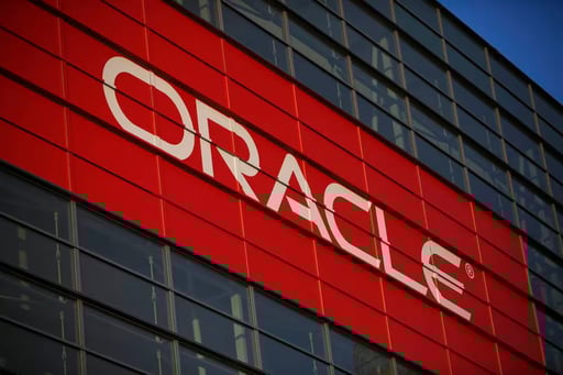 Oracle cae casi 5% en Wall Street tras perder a su principal socio financiero para un centro de datos clave para OpenAI.  Las acciones de Oracle caían cerca