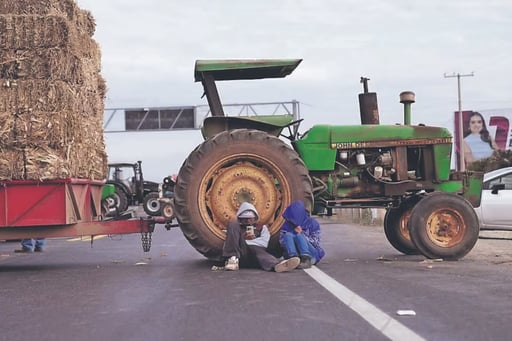 Productores y transportistas negocian con el gobierno federal para evitar un paro nacional y bloqueos en carreteras durante la Navidad.  Productores