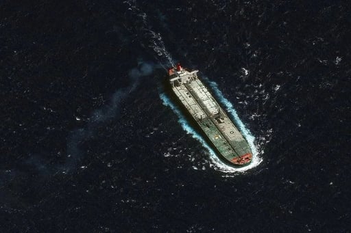 Venezuela respondió al bloqueo de Trump ordenando a su Armada escoltar buques petroleros, elevando el riesgo de una confrontación directa.  Como respuesta