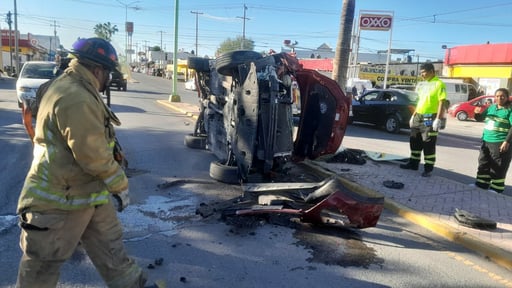 Vehículo termina destrozado en el bulevar Ejército Mexicano.  La tarde del jueves, una volcadura de consideración dejó como saldo la pérdida total